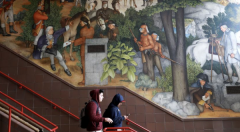 旧金山学校因种族主义歧视壁画受争议,吸引大批