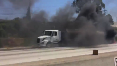 LAX机场附近405高速一辆航空油罐车起火