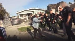 洛杉矶非裔聚众开派对 警察持枪强制疏散