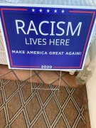 “种族主义者住这里”川普支持者院子被贴标语