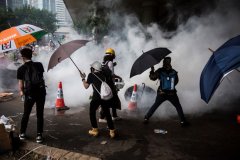 前途未卜 香港富豪纷撤资准备后路