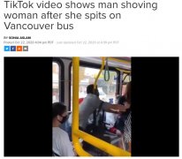 女子公车吐痰 被亚裔男推飞出车外