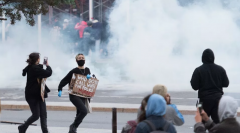 加4城抗议警察发催泪弹 总理发声