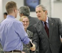 布什向回国就医遭歧视的美国士兵道歉
