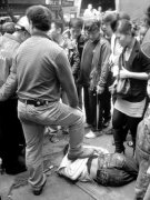 15岁抢劫者被市民当街踩在脚底(图)