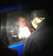 1岁半幼儿被反锁车内 家长拒砸车窗延误救援(图