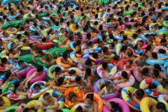 万人涌爆“中国死海”冲浪消暑 密密麻麻人挤人
