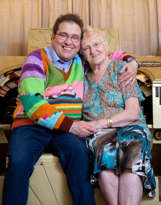 英八旬老妇与44岁残疾男一见钟情，结婚14年很相爱性生活幸福