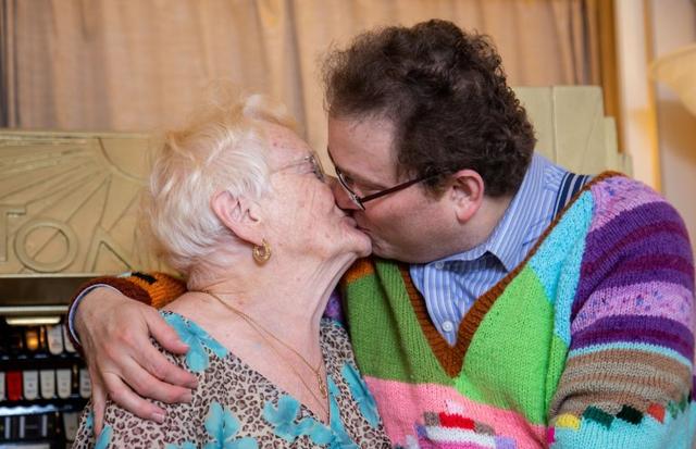 英八旬老妇与44岁残疾男一见钟情，结婚14年很相爱性生活幸福
