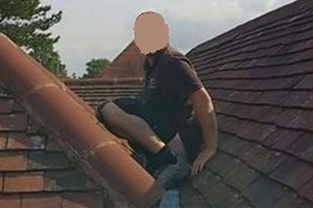 英国男子花高价雇专业修理工整修屋顶，完工一看屋顶竟全是粪便…