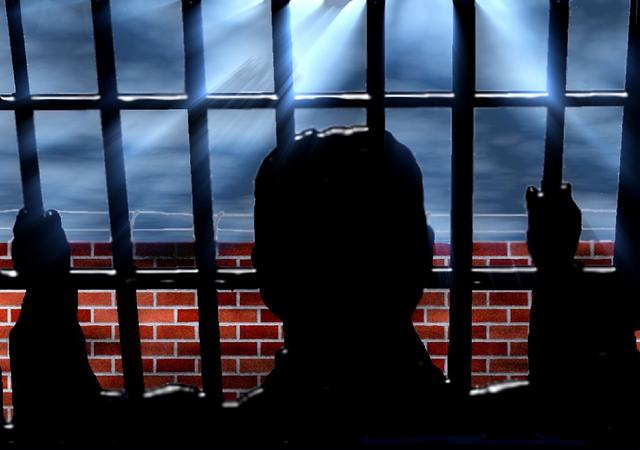 英国监狱女官员与囚犯幽会怀孕被判入狱，同事用摄像机收集其证据