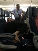 这就是爱！美国男子为让妻子躺着睡觉，在飞机
