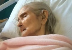 101岁英国老人遭护工粗暴虐待：被抓脚踝拖下床