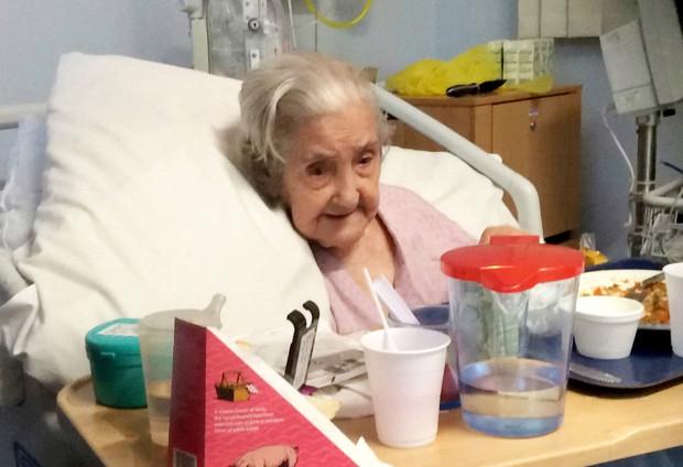 101岁英国老人遭护工粗暴虐待：被抓脚踝拖下床，两腿摔断身亡