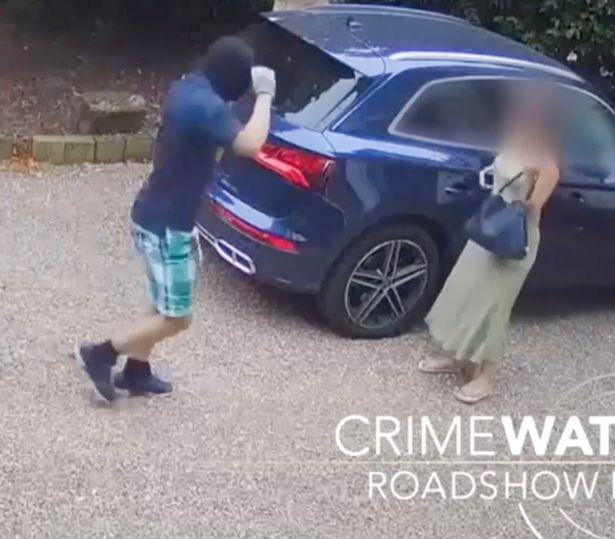 英国母亲为了保护孩子，赤手空拳与3名劫匪搏斗，成功将其击退