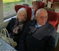英国妈带三个娃坐火车遭老夫妻霸座，乘务员沟
