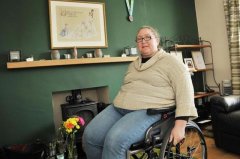 英女子扭伤脚踝5年难愈靠轮椅活动，为缓解疼痛