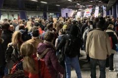 闹剧！伦敦地铁门坏了撬不开，满车乘客骂骂咧