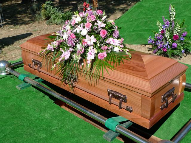英国一家人在火葬场与逝去亲人道别，悲痛中却被告知棺材搞错了