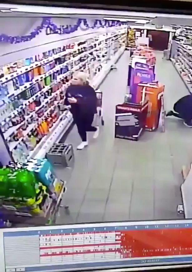英国超市监控拍下箱子自行移动致女员工摔倒，店主：店里有女鬼