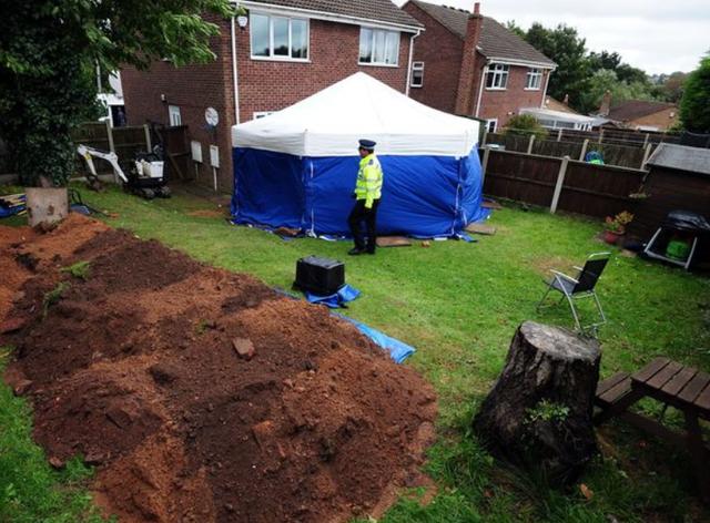 英国女子疑惑自家花园种不出花，直到警察从中挖出两具受害者尸体