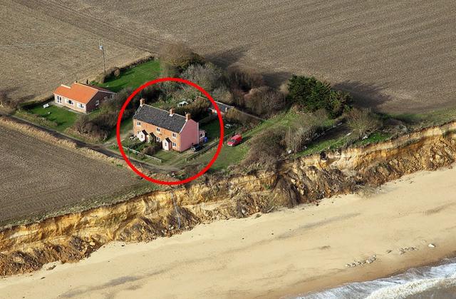 英国一祖产别墅逐年向悬崖边“移动”，离坠崖仅9米被下令强拆
