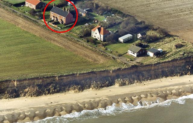 英国一祖产别墅逐年向悬崖边“移动”，离坠崖仅9米被下令强拆