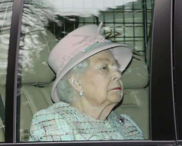 英女王亲手断掉哈里梅根借“皇家”捞金路，粉色帽遮不住一脸冷峻