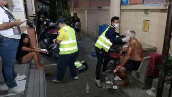 英老人与泰国妻子争吵，两人上演激烈刀战，现场血流一地狼藉一片