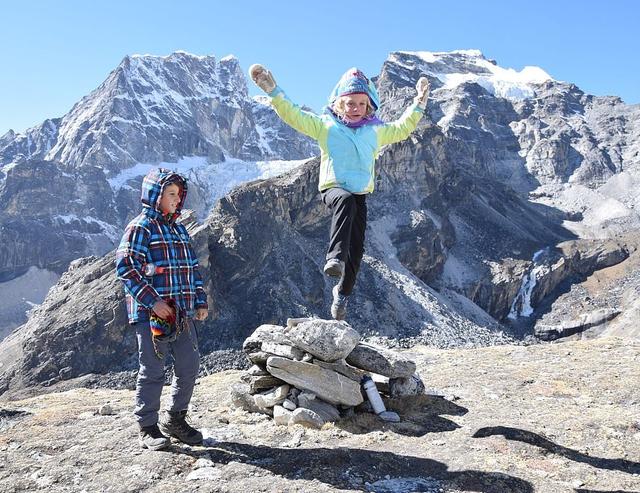 英6岁女孩登5300米珠峰大本营称太轻松，去年曾征服乞力马扎罗山