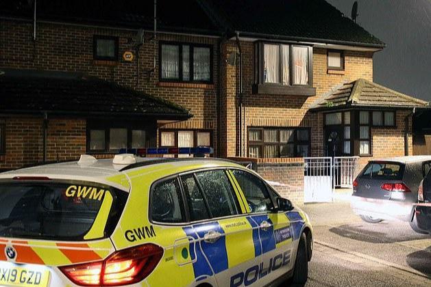英国53岁男子杀死35岁华裔妻子，在家中卧室用菜刀捅了她22刀