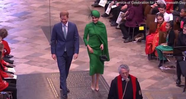 哈里梅根最后一次出席王室活动：梅根脸笑抽筋，哈里却略显紧张
