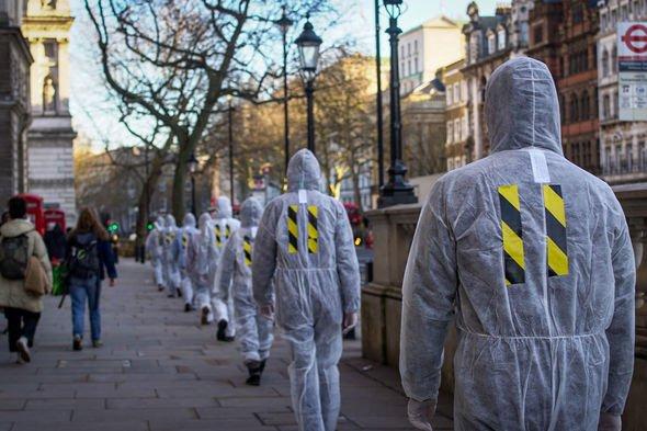英国“群体免疫”引争议，多人全副武装在唐宁街拉横幅理智抗议