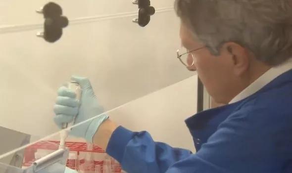 英国竟拿健康活人做实验，对其接种冠状病毒后，进行疫苗测试