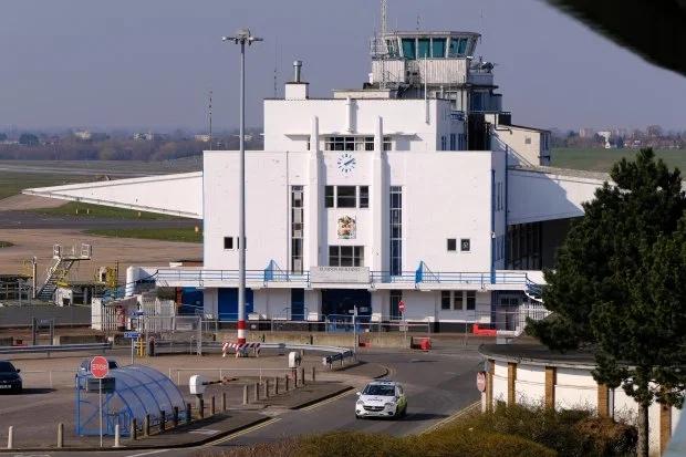 英国为应对最坏情况，计划将机场改造成停尸房，可放1.2万具尸体
