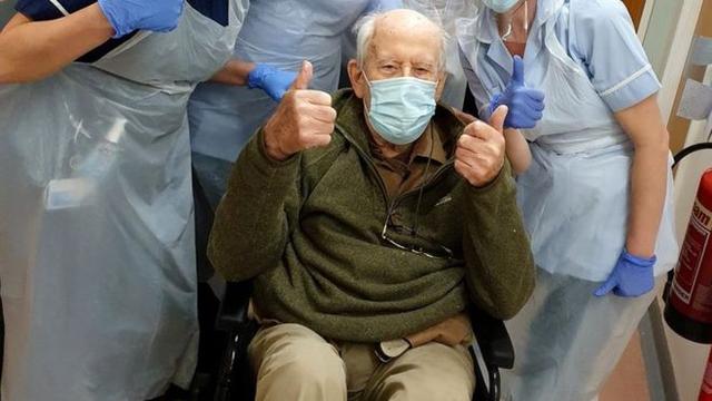 振奋！英国101岁高龄患者战胜新冠康复出院，医护人员大受鼓舞
