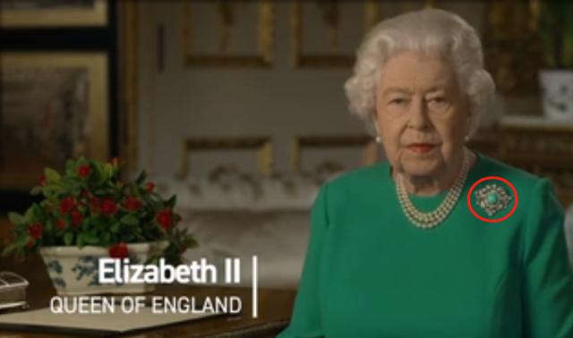 英女王全国讲话未涂钟爱的粉色口红，佩戴罕见胸针，装扮暗含深意