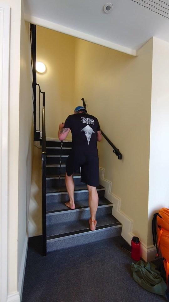 英男子疫情期间在家爬楼梯，历时24小时竟爬出了个“珠穆朗玛峰”