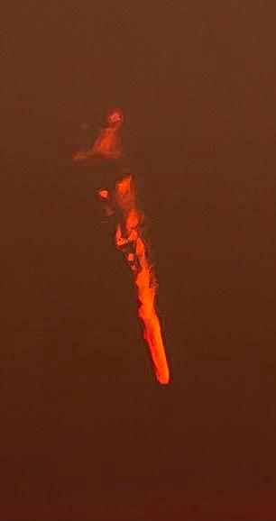 英国上空现神秘“火焰龙卷风”，发出耀眼橙光，燃烧20分钟不灭