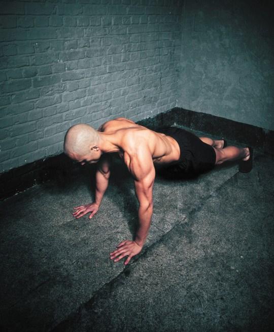 励志版“切格瓦拉”：英国男子入狱一年半，每日健身出狱即成网红