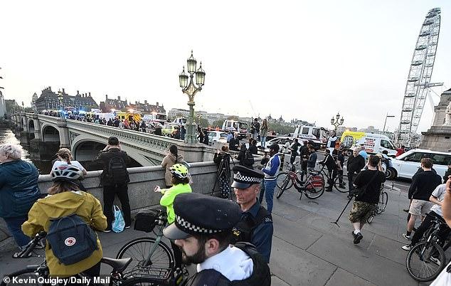 英民众聚集为医护鼓掌，不戴口罩与警察扎堆，网友怒骂：蠢爆了