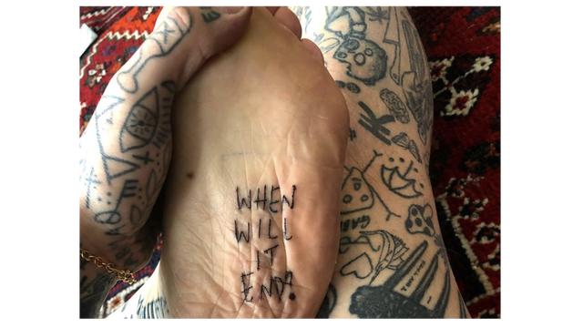 英国男隔离期每日添新纹身，全身密密麻麻脚底刻字：啥时候结束？