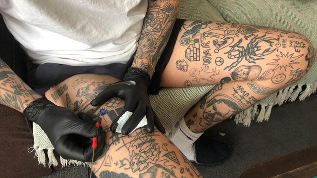 英国男隔离期每日添新纹身，全身密密麻麻脚底刻字：啥时候结束？
