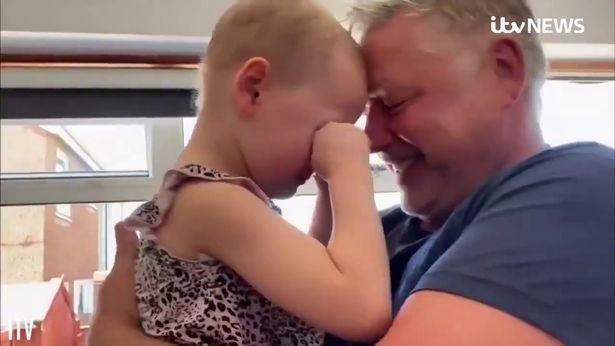 英国4岁女孩患癌症，奶奶因疫情去世，隔离7周与父亲重逢相拥痛哭