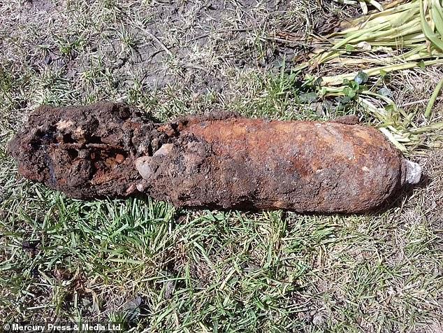 英国一家无聊清理自家花园，结果意外挖出一枚炸弹，随时都能爆炸