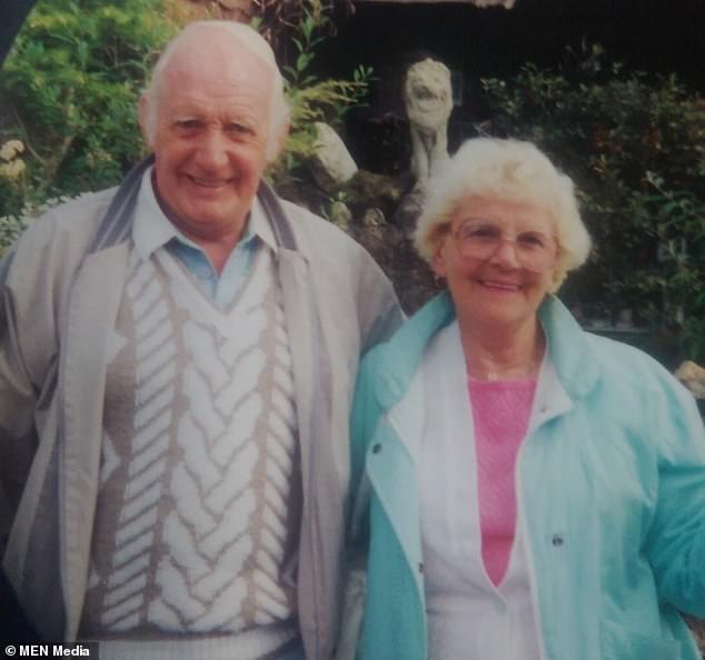 英老夫妇相爱68年，丈夫染新冠逝世十分钟后，妻子也随之而去