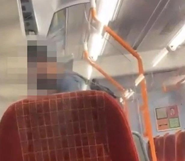 气愤！英国黑人美女护士坐火车，竟然被车上陌生男子暗讽骂黑鬼
