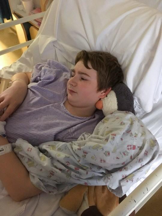 英国15岁男孩脚趾甲向内生长，拔掉之后竟然瘫痪，如今只能坐轮椅