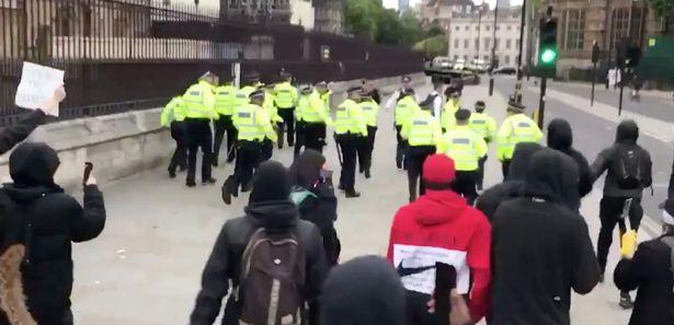 伦敦抗议者围攻警方，一女子挺身而出保护警察，疾呼：勿忘初心