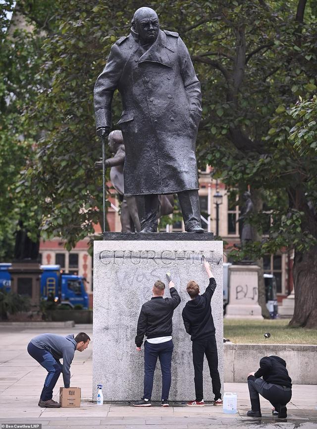 点赞！英国丘吉尔雕像被示威者涂鸦，路人刚下夜班就自愿前往清理